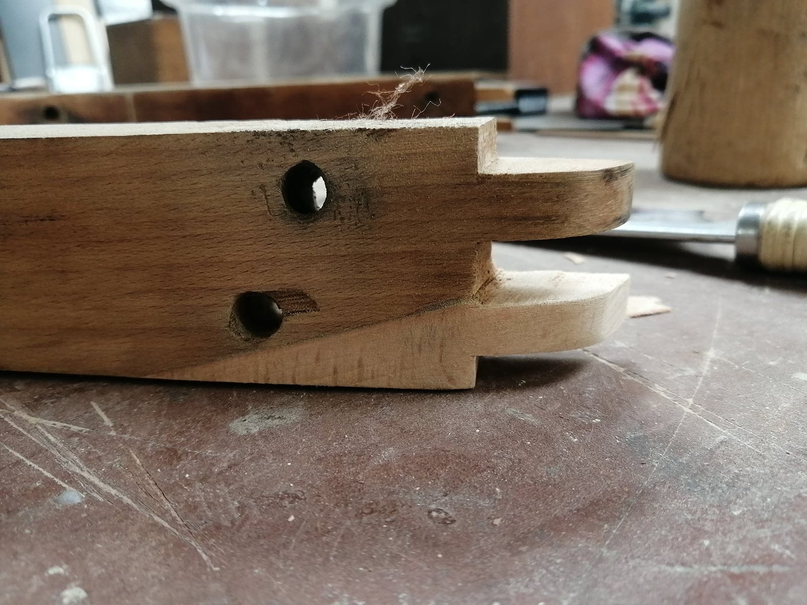 Detail kolíkového spoje dvou dřevěných dílů