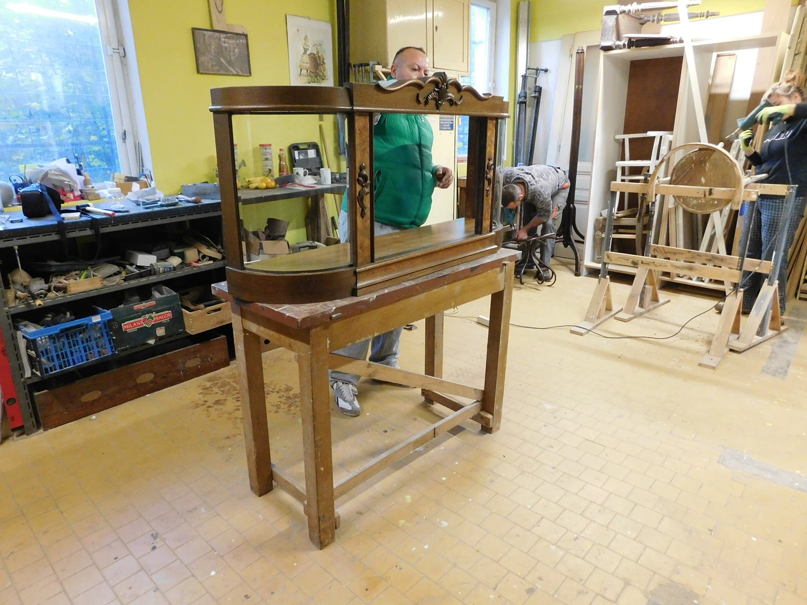 Prosklená vitrína z masivu na pracovním stole v dílně
