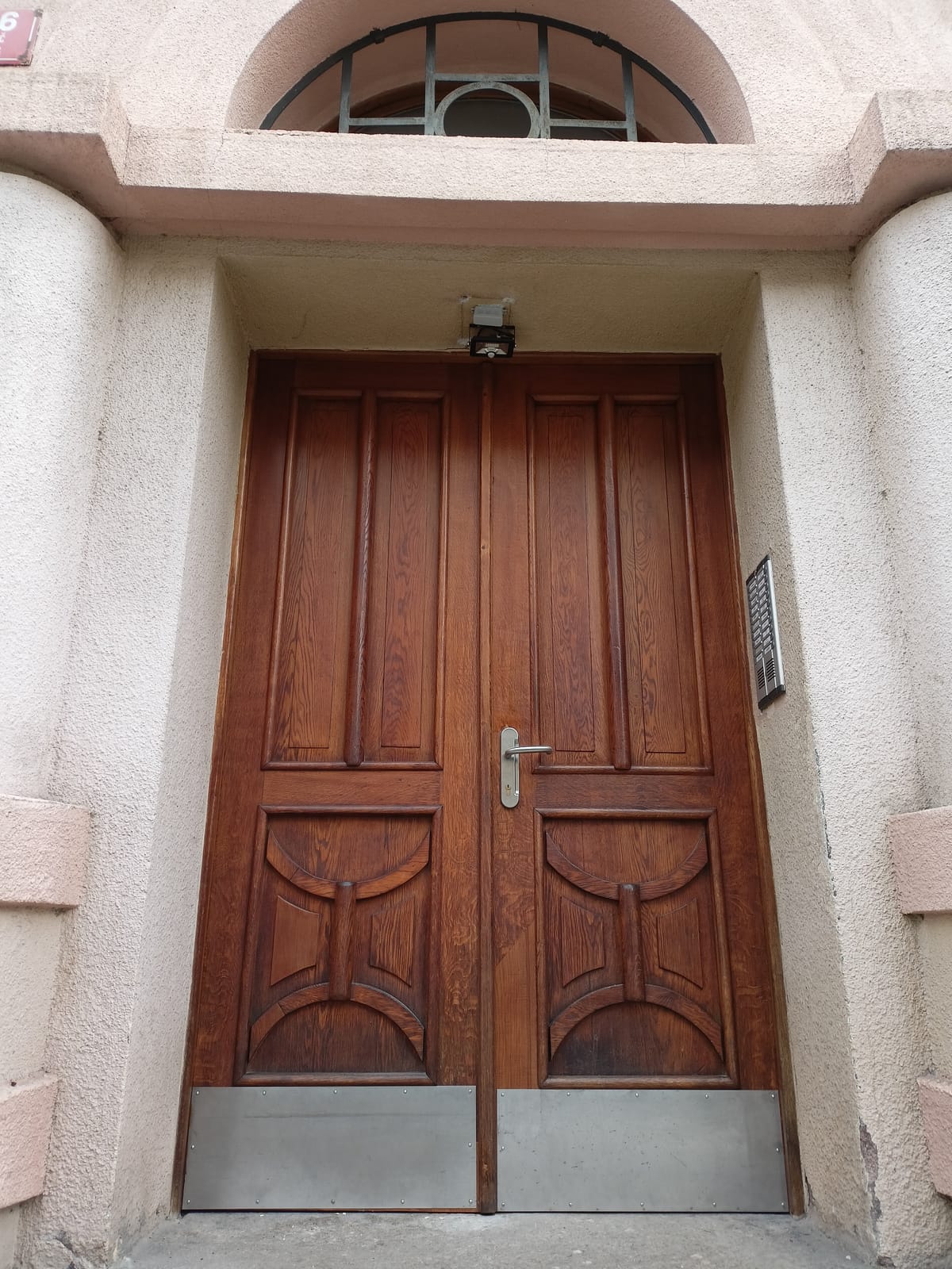 Dubové vchodové dveře ve stylu art deco s vyřezávanými spodními kazetami a nerezovými okopovými plechy
