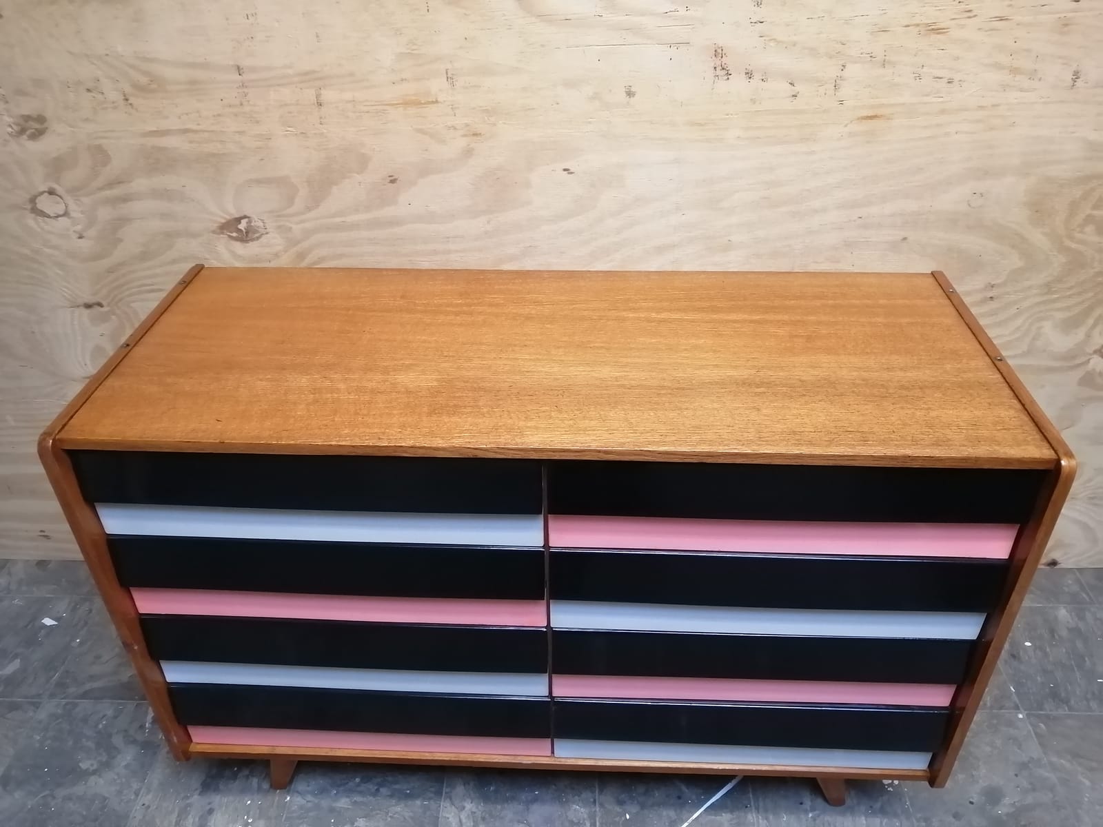 Retro komoda s dubovou deskou a zásuvkami v černé, růžové a šedé barvě