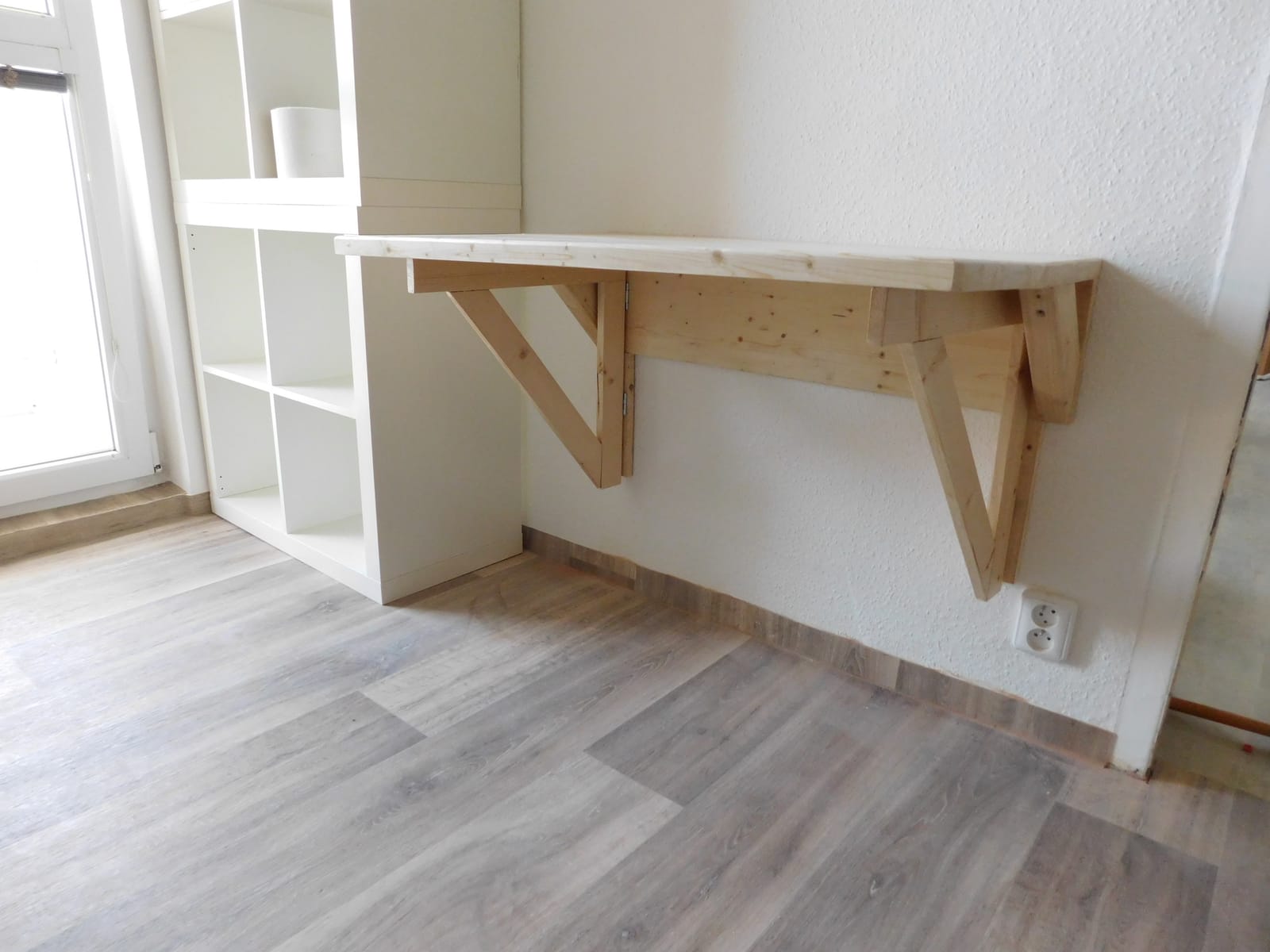 Sklopný nástěnný stůl ze smrku s výklopnými konzolami na pantech